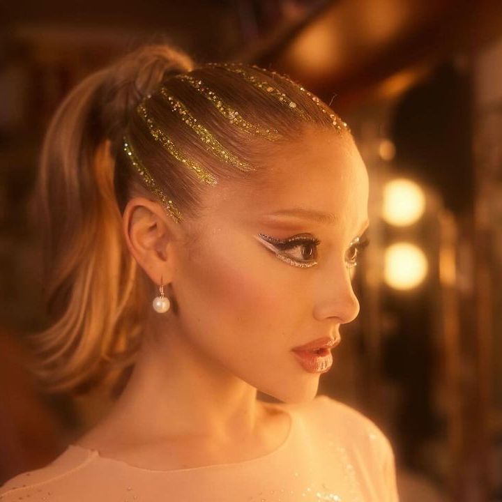 Come mettere i glitter nei capelli: il tutorial dell'acconciatura per  Halloween di Ariana Grande