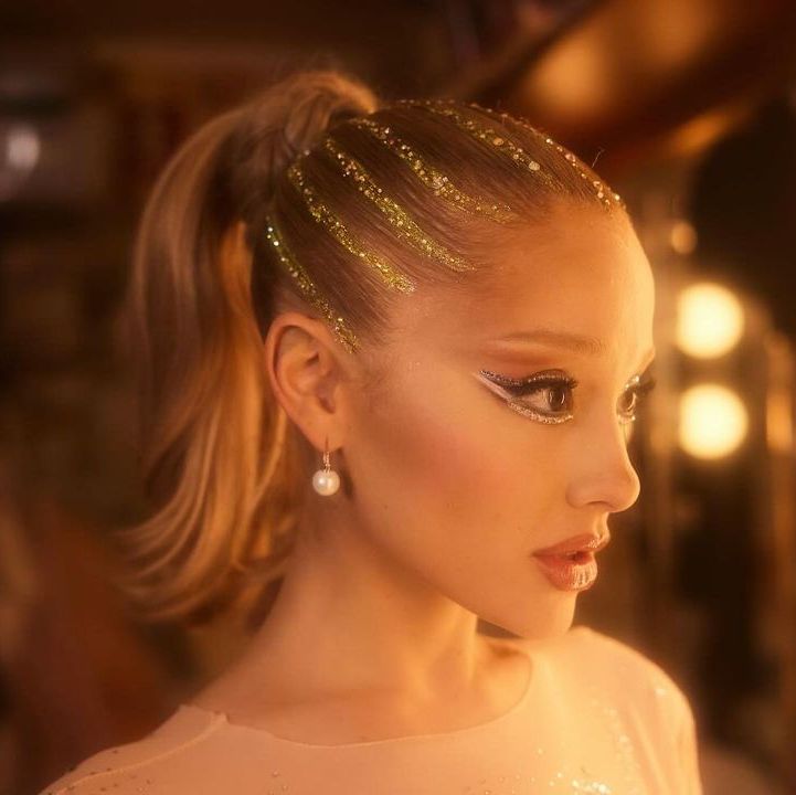 Come mettere i glitter nei capelli: il tutorial dell'acconciatura per  Halloween di Ariana Grande