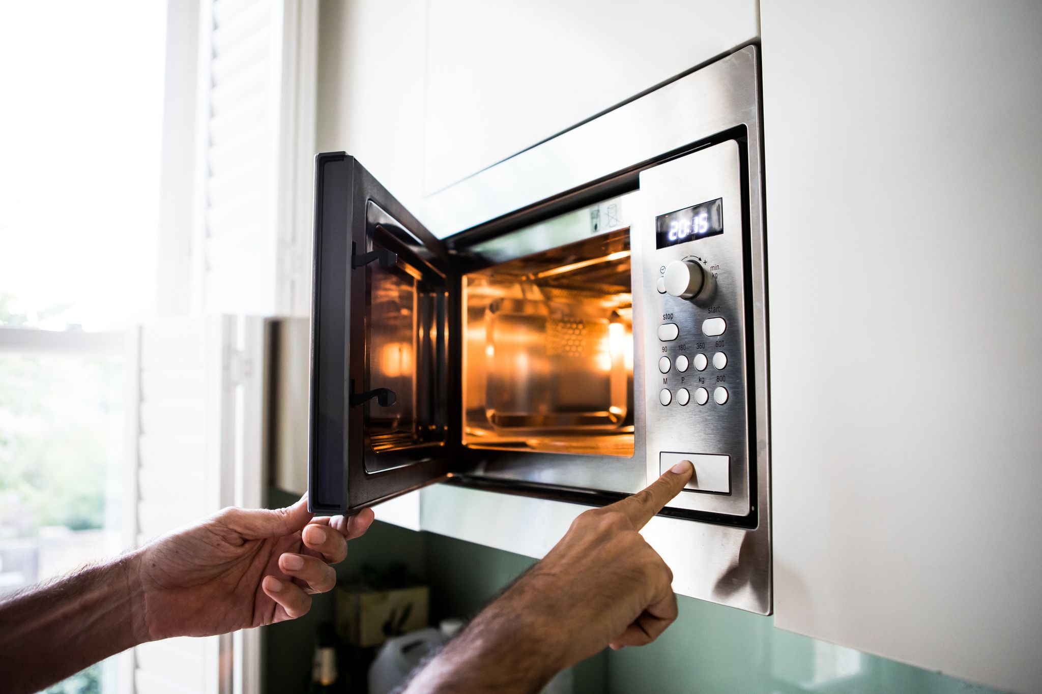 I 3 prodotti per pulire il forno a microonde senza rovinarlo