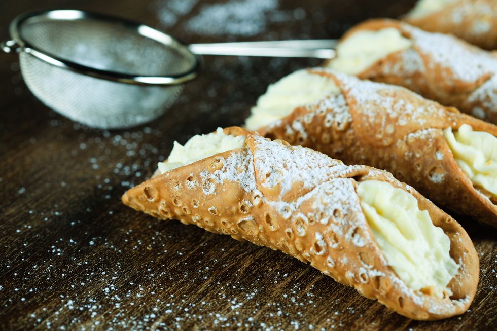 Dish, Food, Cuisine, Cannoli, Baked goods, Ingredient, Pastry, Powdered sugar, Dessert, Produce, 