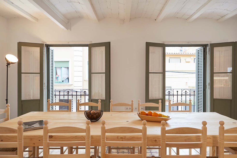 Comedor y sillas de madera