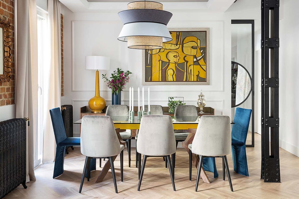 comedor elegante con sillas tapizadas