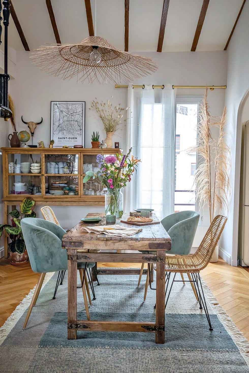 La casa de @chloeandyou: Comedor rústico con sillas de terciopelo