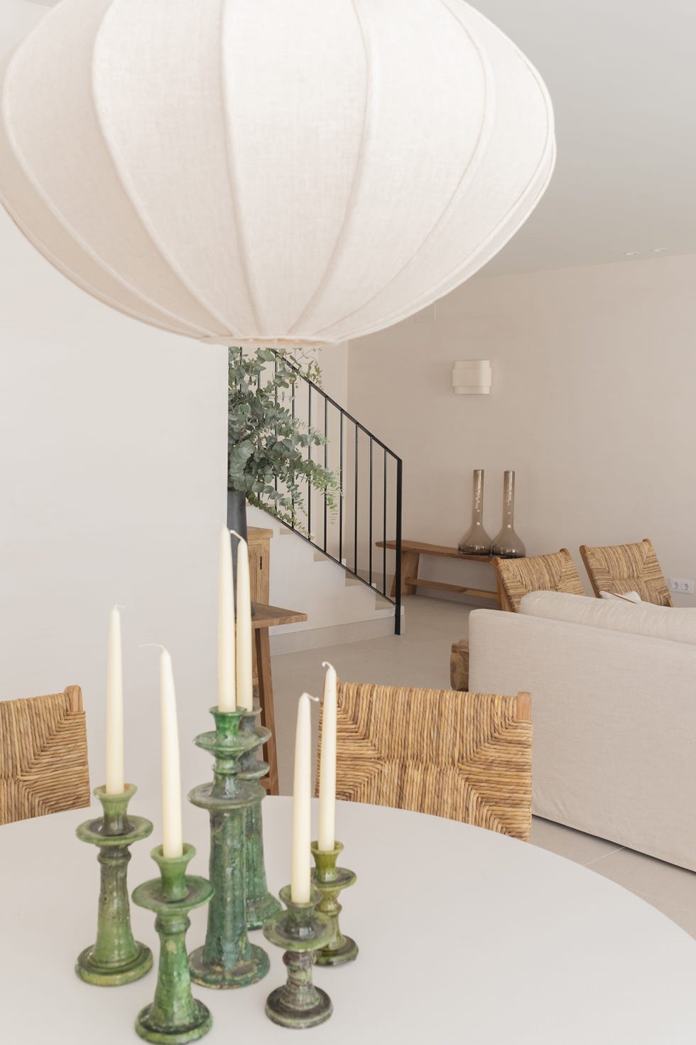 mesa de comedor con candelabros de madera
