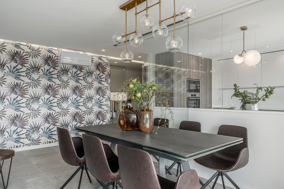 comedor abierto de diseño contemporáneo con lámpara de techo mid century