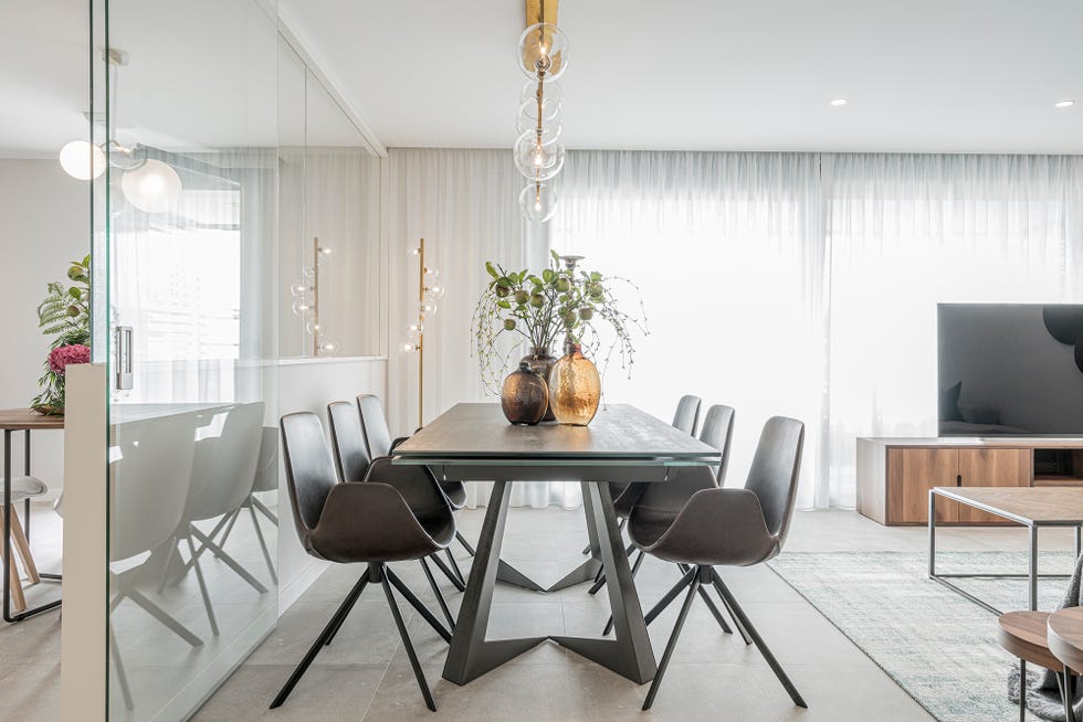comedor abierto de diseño contemporáneo con lámpara de techo mid century