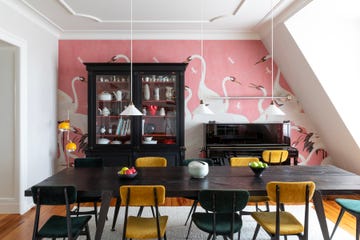 una casa con muebles vintage y papeles de color del estudio aleman dax i