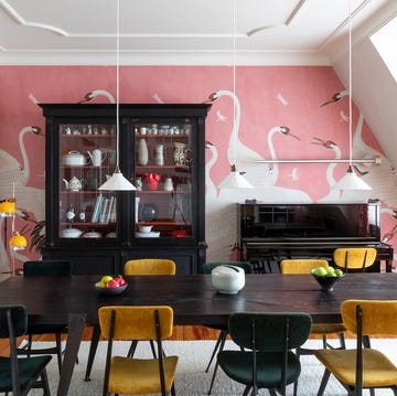 Una casa con muebles vintage y color una casa con muebles vintage y papeles de color del estudio aleman dax i