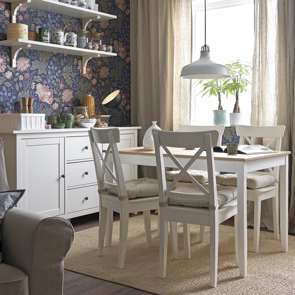 comedor blanco de ikea con las paredes empapeladas