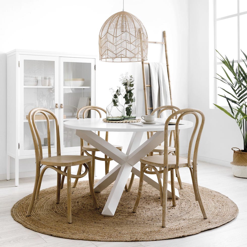 Comedor en blanco y madera con mesa redonda