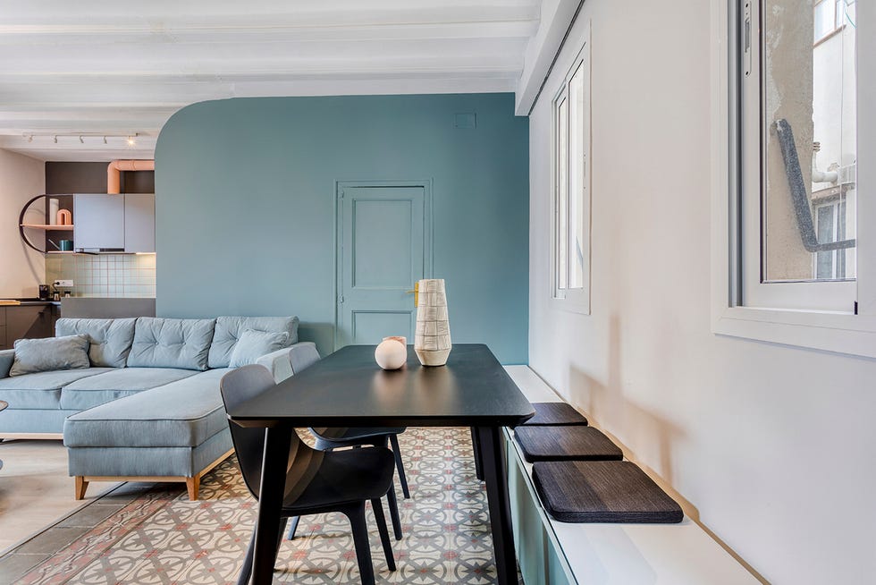 un apartamento vintage y cool en barcelona comedor con banco de obra  espacio almacenaje