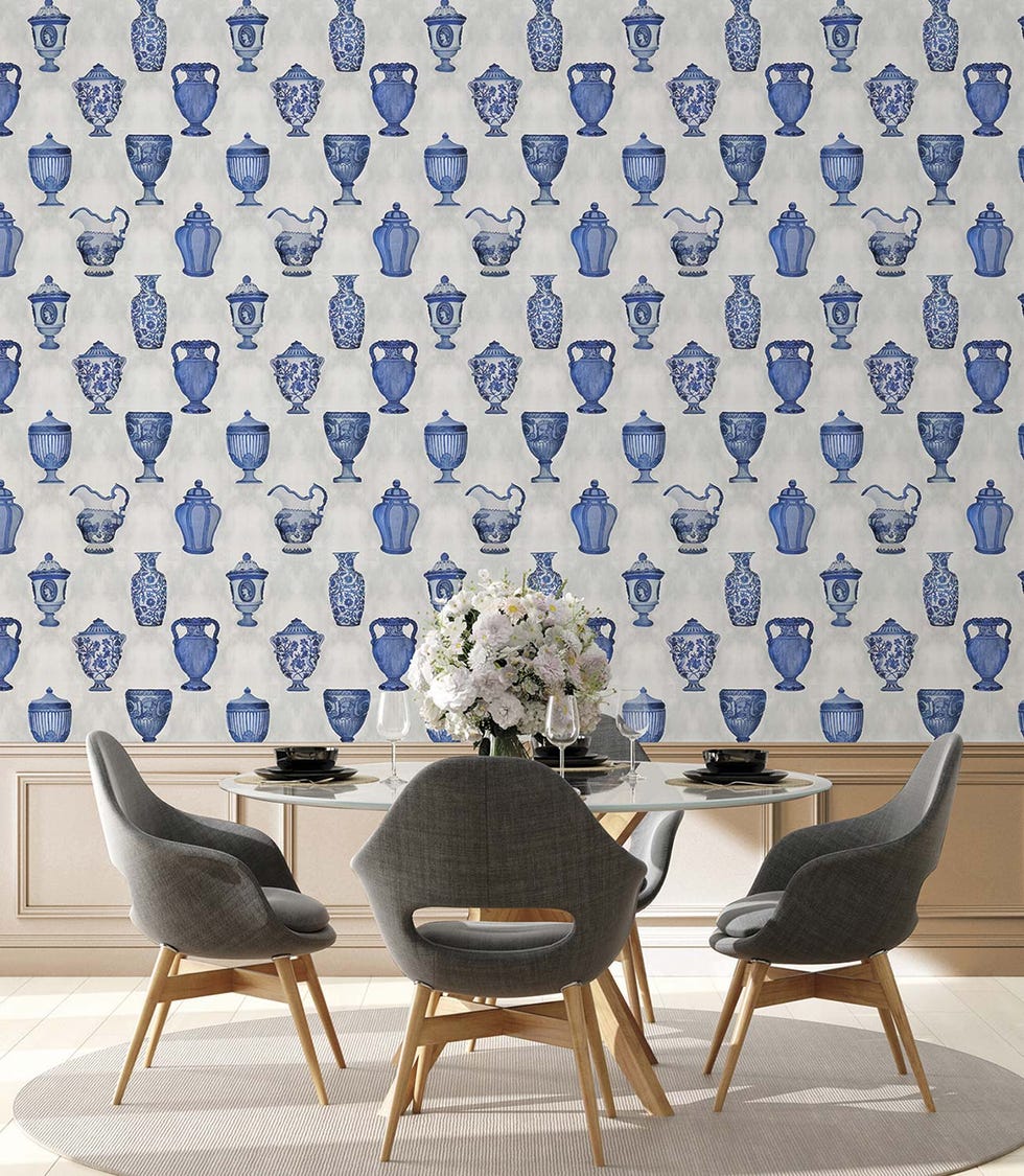 comedor elegante con papel pintado porcelaine, con estampados en azul