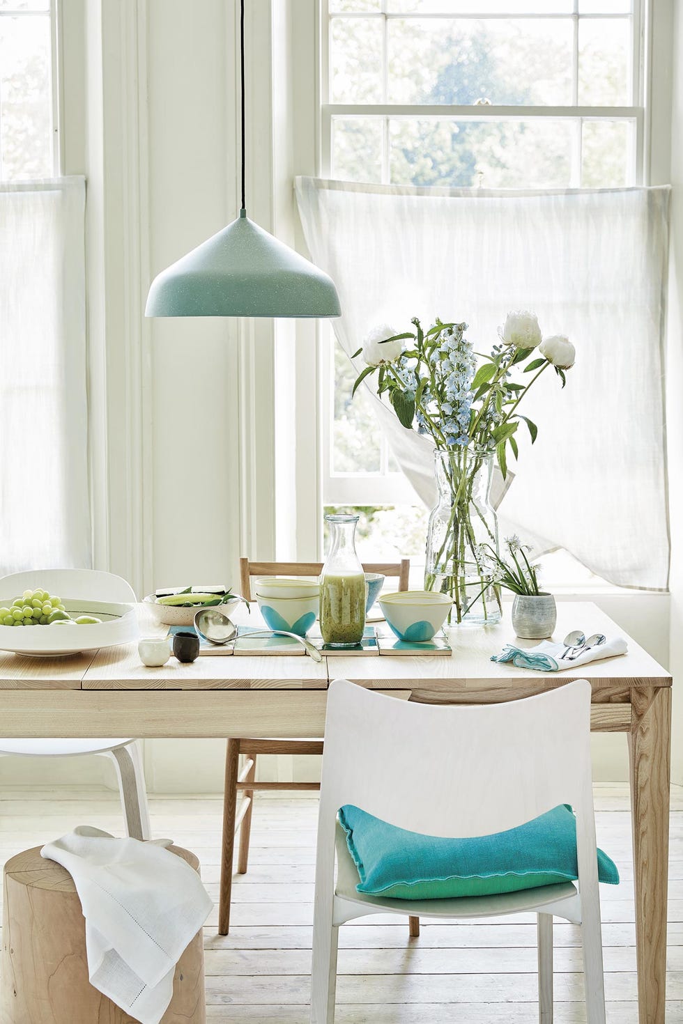 comedor en blanco, madera y azul con mesa extensible