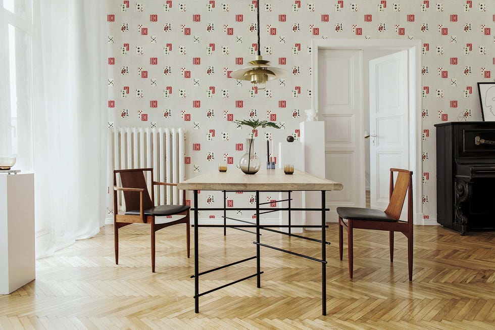 comedor de estilo fifties con papel pintado de naipes, jeu swan de coordonné