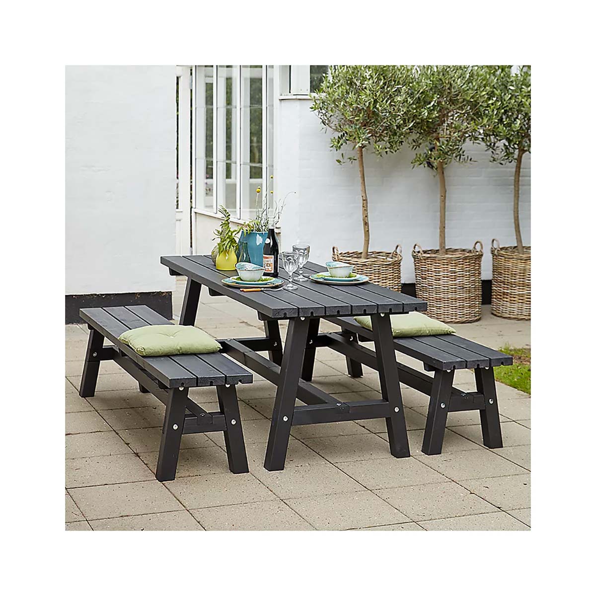 comedor exterior con bancos de madera