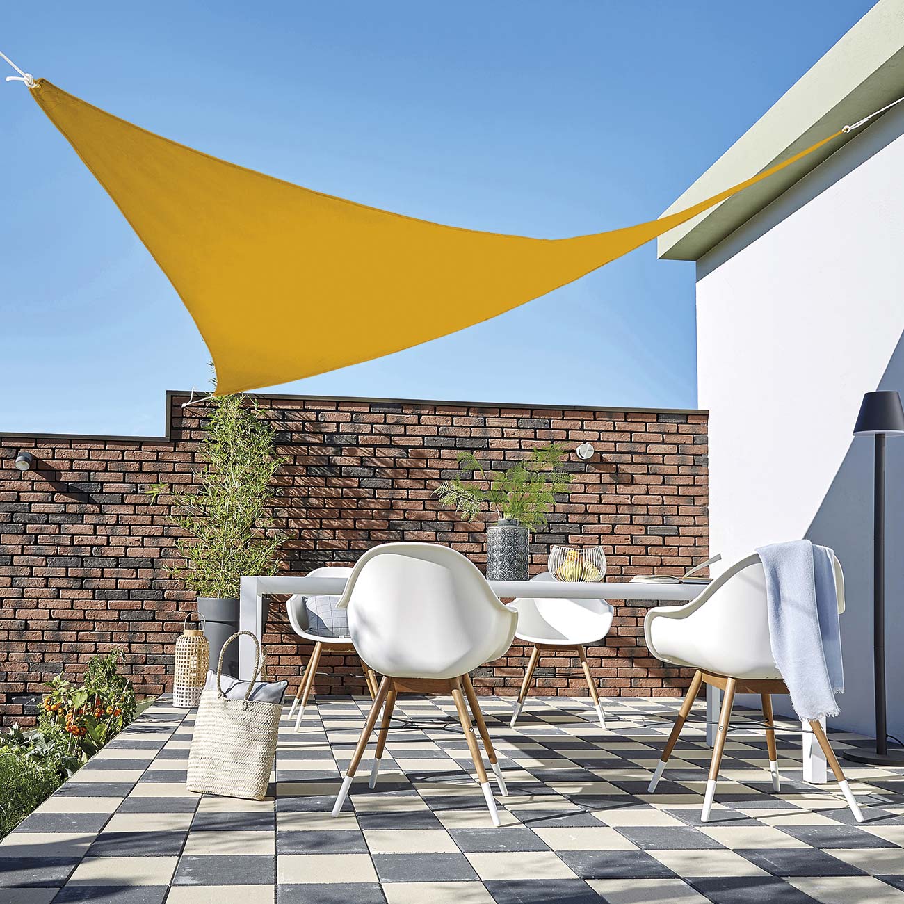 comedor exterior moderno con toldo vela