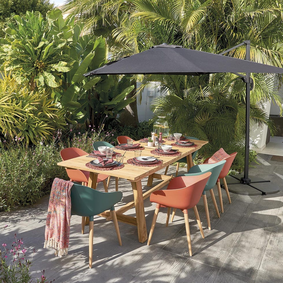 comedor exterior en el jardín con gran sombrilla