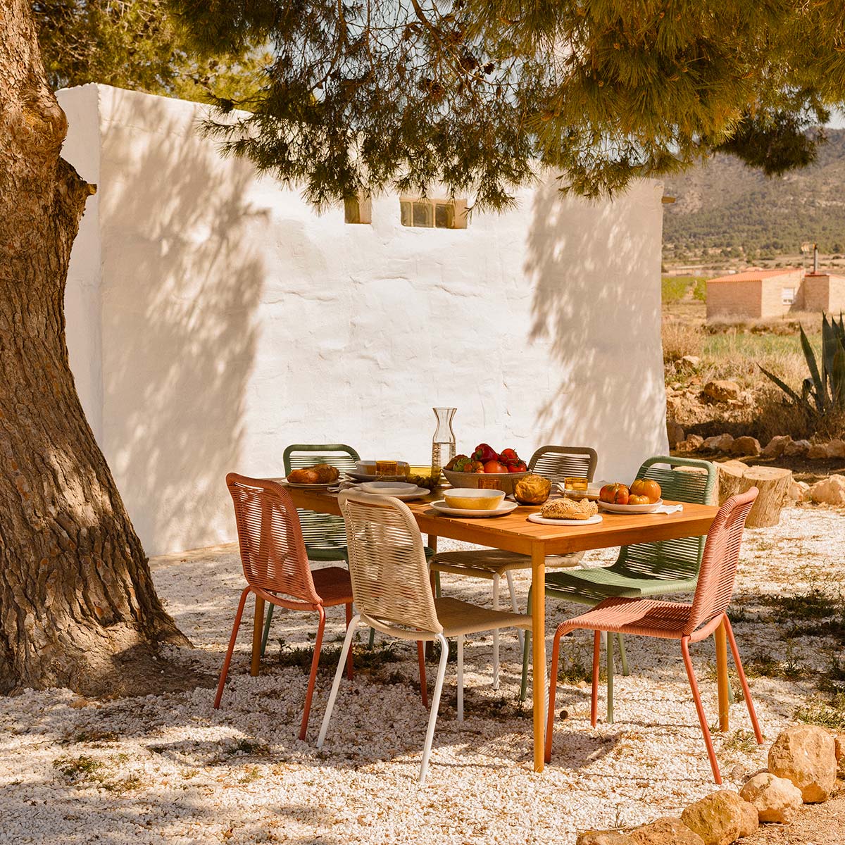 comedor exterior con sillas de colores