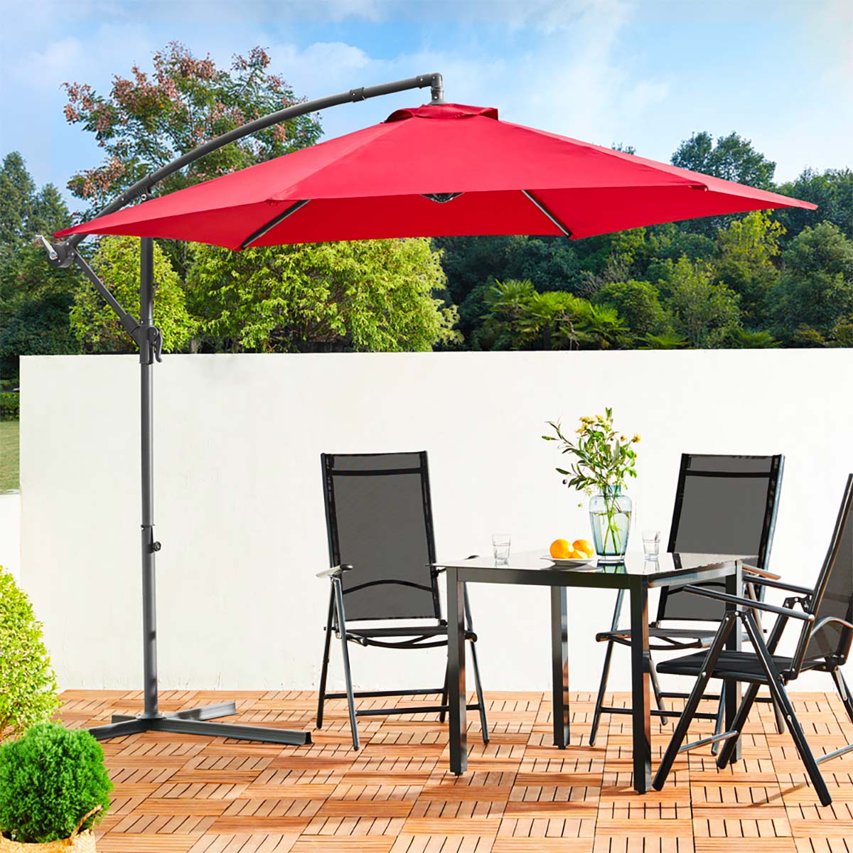 patio con comedor exterior y sombrilla de pie lateral roja