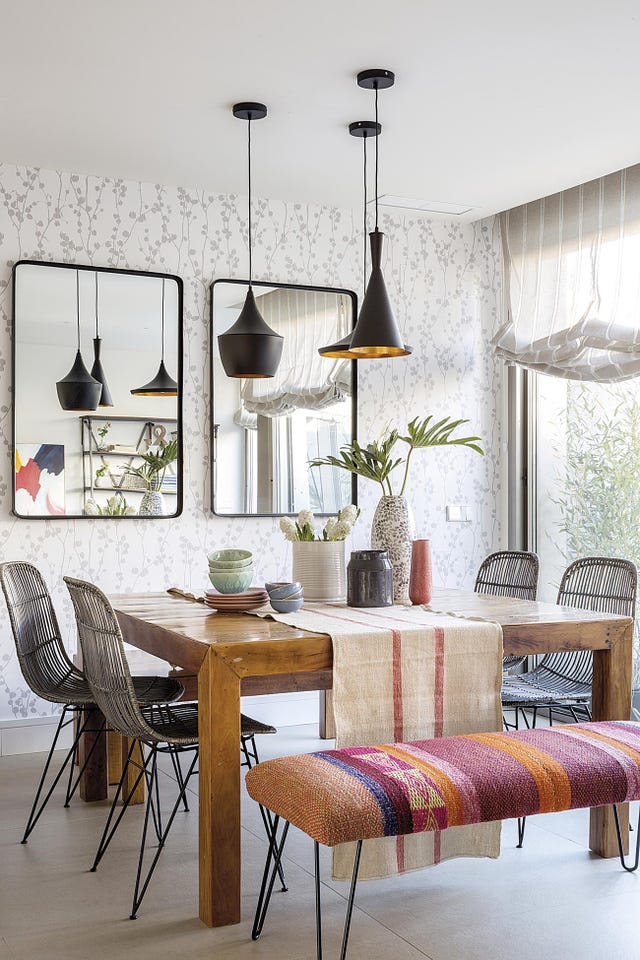 comedor moderno con gran mesa cuadrada de madera