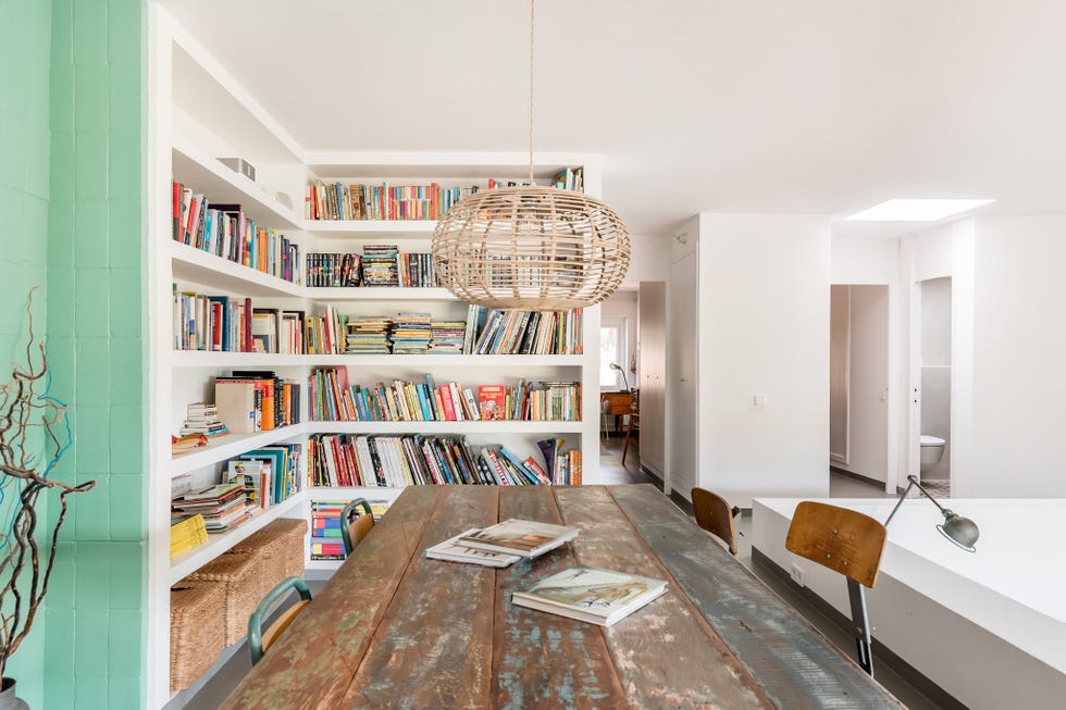 comedor industrial con biblioteca de obra