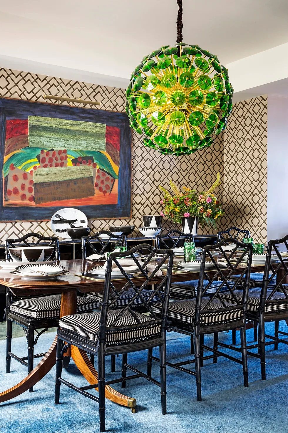 piso elegante, sofisticado y funcional en madrid   comedor con lámpara de cristal verde y muebles oscuros