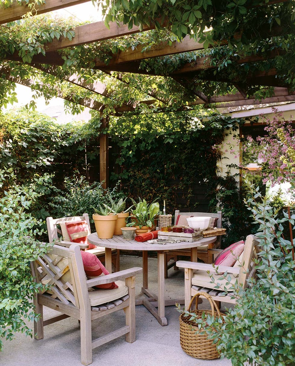Comedor exterior a la sombra: Muebles de madera