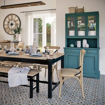comedor de madera con vitrina para la vajilla