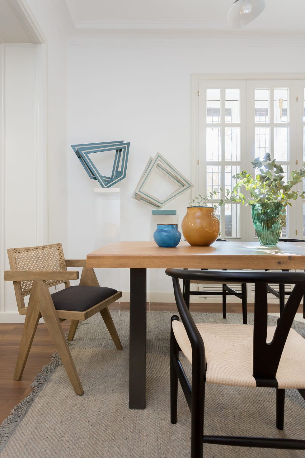comedor con mesa de madera y acero y sillas de diseño
