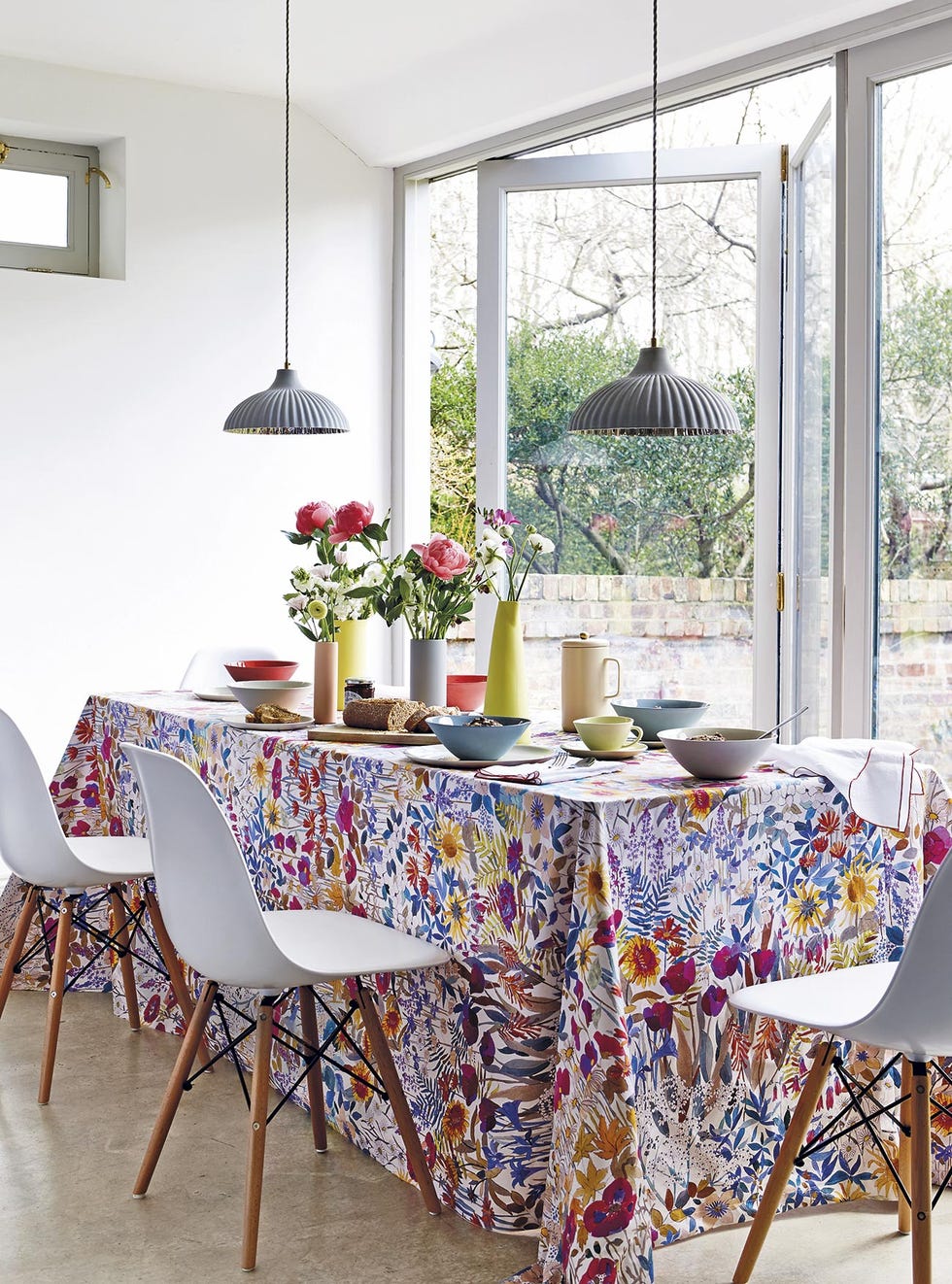 comedor con mesa alargada y mantel de flores