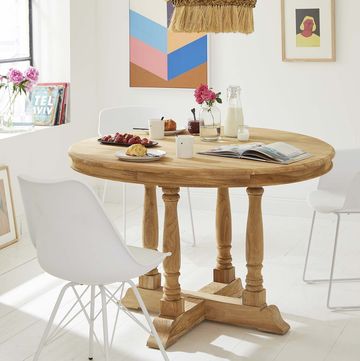 comedor con mesa de madera y sillas blancas