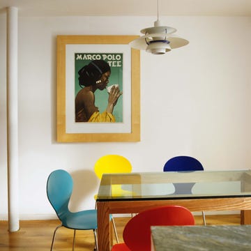 comedor moderno con sillas de colores