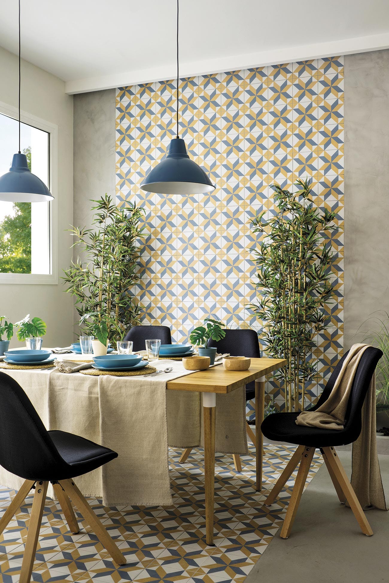 comedor con revestimientos geométricos