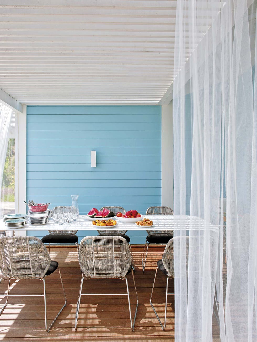 una casa azul con porche y piscina en comporta, portugal