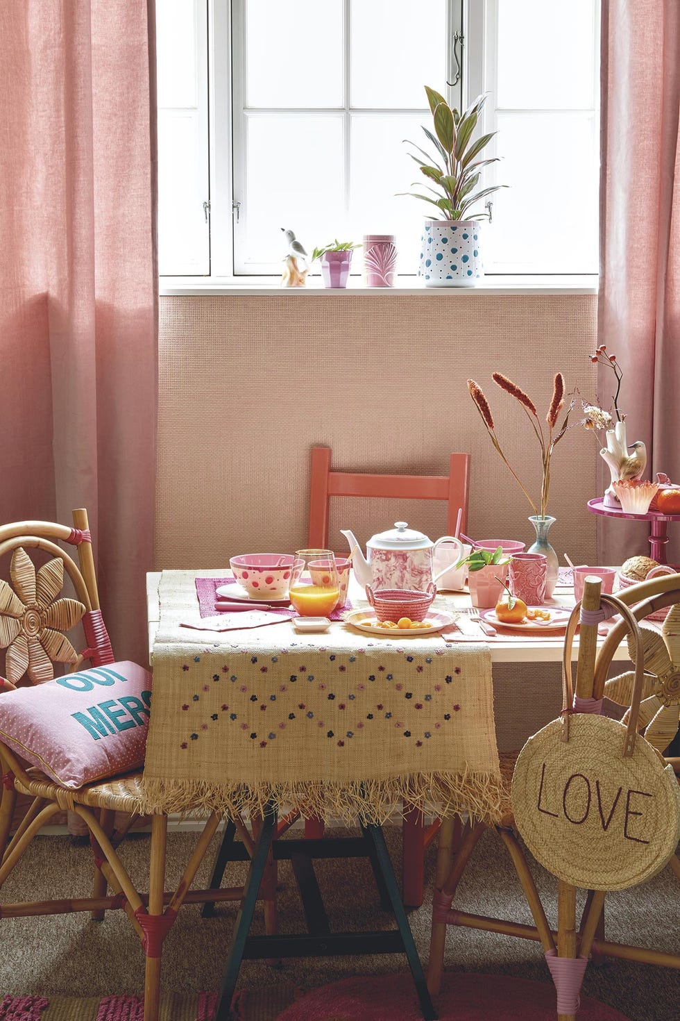 Comedor rosa pequeño