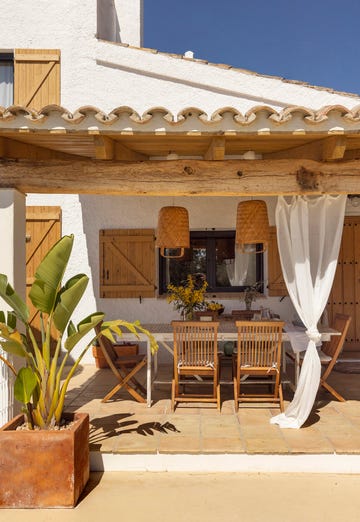 casa de pueblo con porche boho y comedor de verano