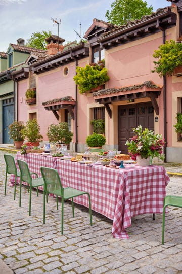 mesa en el jardín para una comida informal