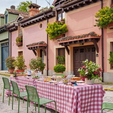 Mesa en el jardín para una comida informal mesa en el jardín para una comida informal