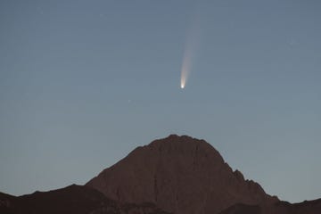 comet above gran sasso d'italia