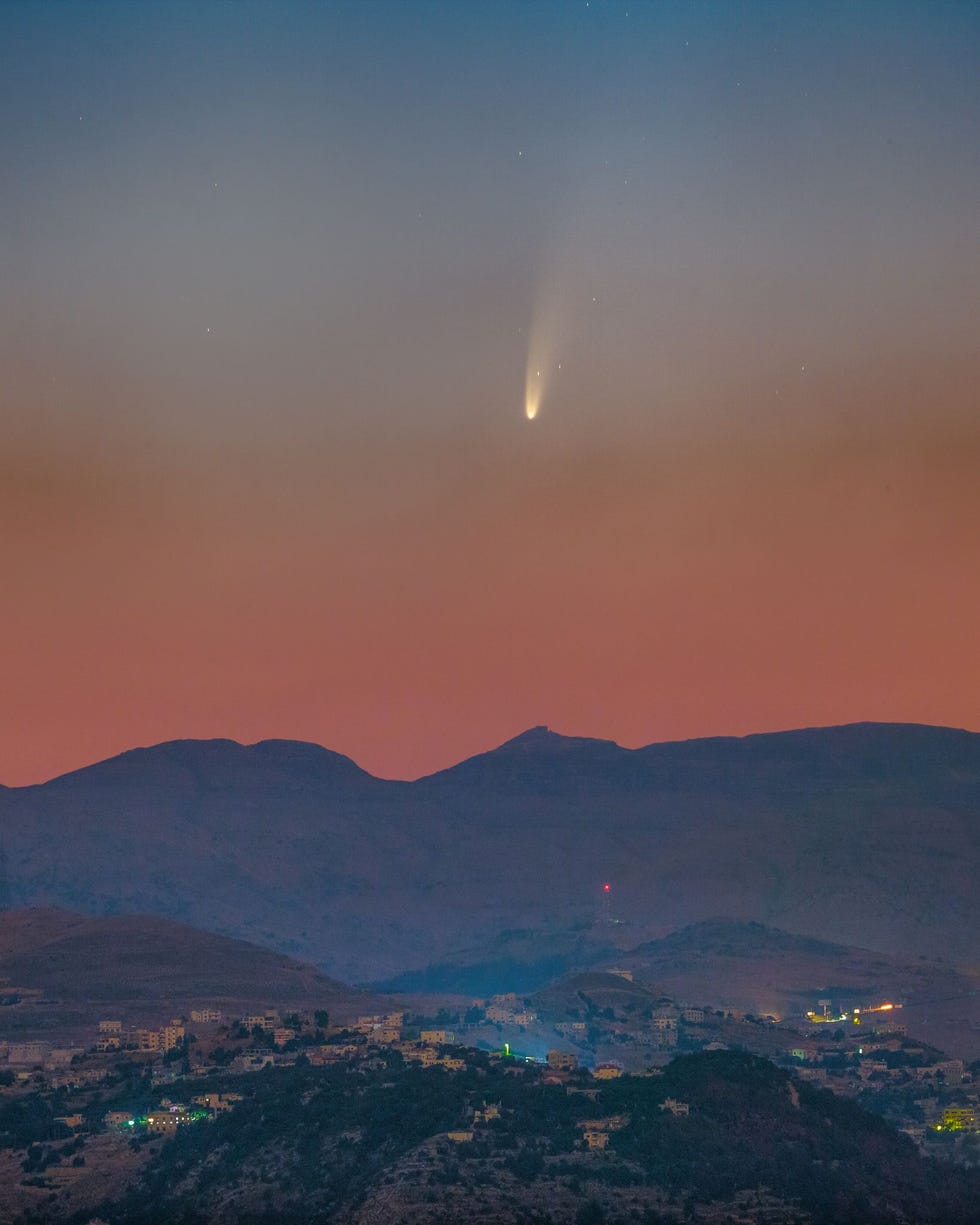 In deze composietopname bestaande uit fotos die op 8 juli boven Libanon werden genomen is de komeet NEOWISE goed te zien