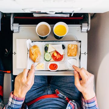 bandeja de comida en un avión