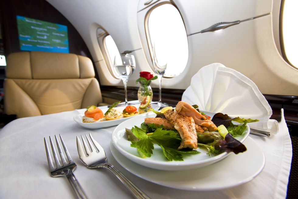 menú saludable servido en clase ejecutiva en un avión