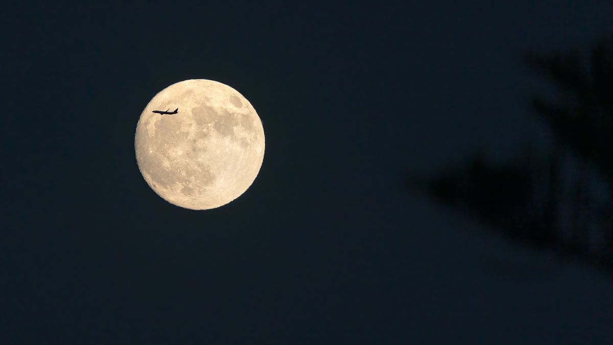 commercial-plane-crossing-the-