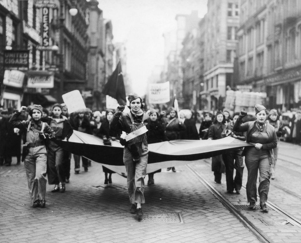 Vrouwelijke communisten marcheren in 1938 langs het Duitse consulaat in New York om steun te betuigen aan de Republikeinse zaak in de Spaanse Burgeroorlog In het conflict werden de fascisten gesteund door het Duitse naziregime