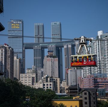 kabelbaan met op de achtergrond de skyline van chongqing