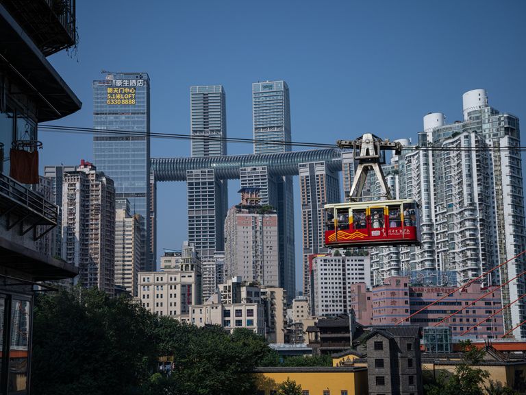 kabelbaan met op de achtergrond de skyline van chongqing
