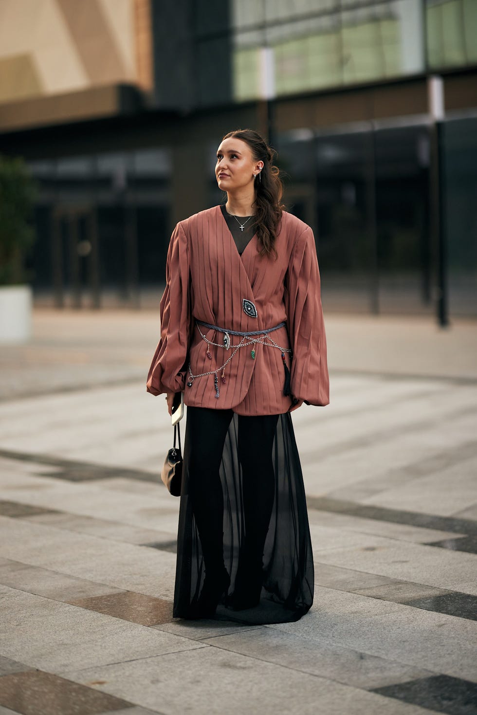 looks minimal con faldas largas plisadas