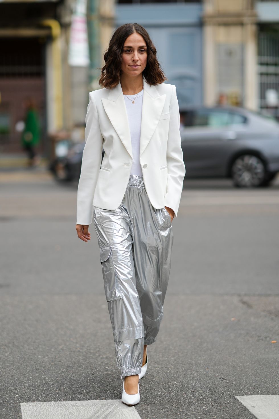 Outfit con pantalón gris: 27 looks de moda para mujeres con
