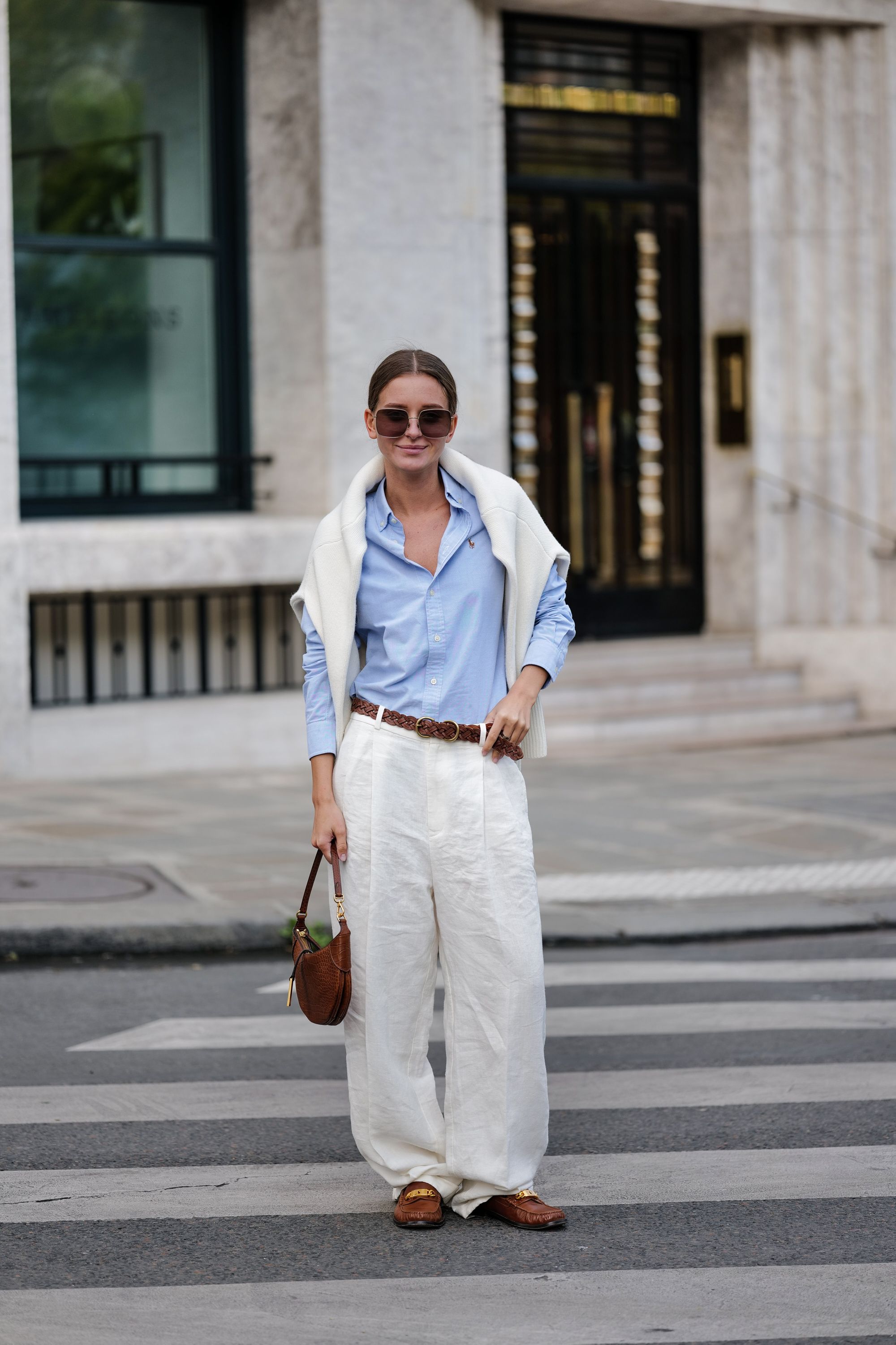 9 looks sencillos con pantalón de lino blanco para vestir todo el verano