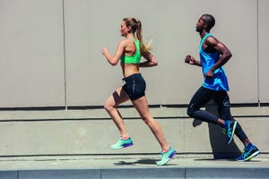 una mujer y un hombre entrenan en la calle para correr una media maratón en menos de dos horas